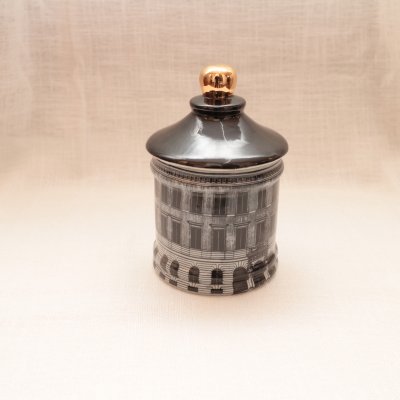 Zoom bild av rund burk porslin med guldknopp porslin tessinska palatset handmålad rund porslinsburk