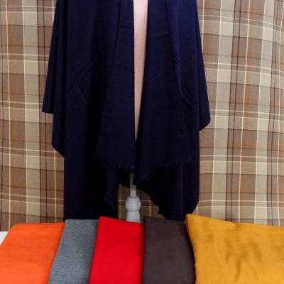Zoom bild av marinblå cape marinblå poncho klassisk cape