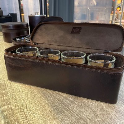 exklusiv skinnväska med snapsglas lyxigt presenttips 50 års present snapsglas i skinnväska