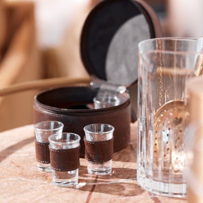 snapsväskaskinnväska snapsglas elegant presenttips gentleman jägaren 50 års present 60 års present