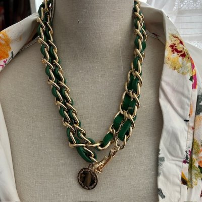 Zoom bild av chanelinspirerat halsband höftkedja