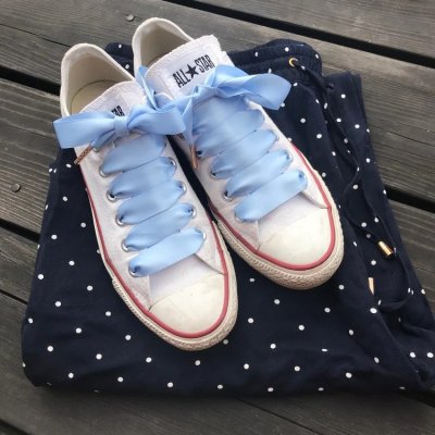 Zoom bild av sneakers skosnören sidenband baby blue