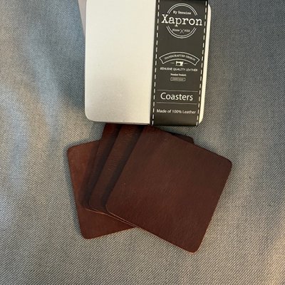 Zoom bild av snygga underlägg coaster i buffelskinn 4 pack i snygg ask