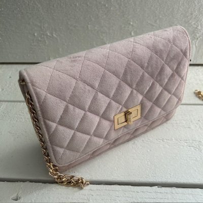 Zoom bild av ljusrosa pasellrosa matlasseras sammets väska chanelinspirerad sommarväska kvällsväska guldkedja