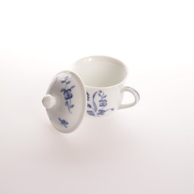 Zoom bild av vintageinspirerad kopp i gammaldags stil