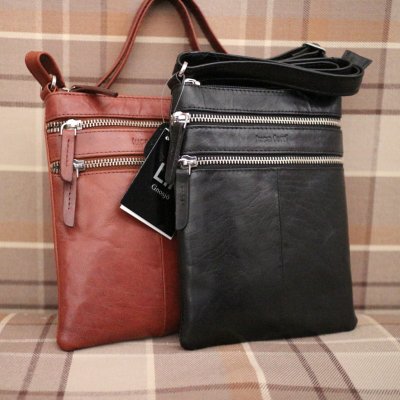 Zoom bild av snygga klassiska praktiska skinnväska för herr