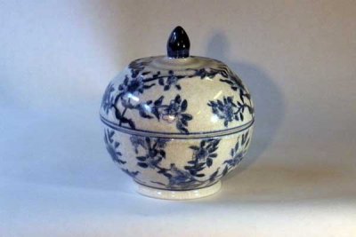 Zoom bild av blå fågel ask i porslin med handmålat mönster simply scandinavia sekelskiftesstil