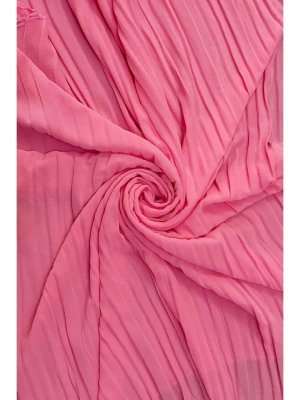 Zoom bild av poncho cape cerise drapering över axlarna