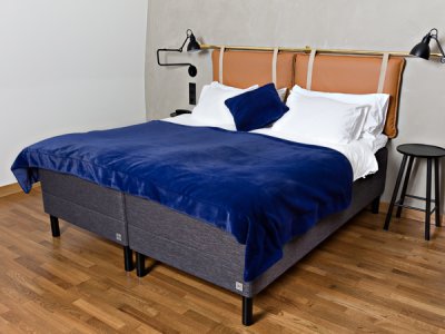 Zoom bild av lyxig sänglöpare fotpläd i fuskpäls bedrunner indigo hemsidan design hotellsäng