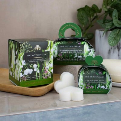 Zoom bild av kampoanj presentset liljkonvalj doftljus tvål o gästtvål från england vegansk