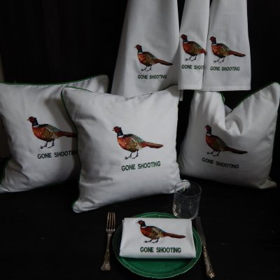 Zoom image of engelska textilier med jakttema fasanjakt kuddfodral med jakttema