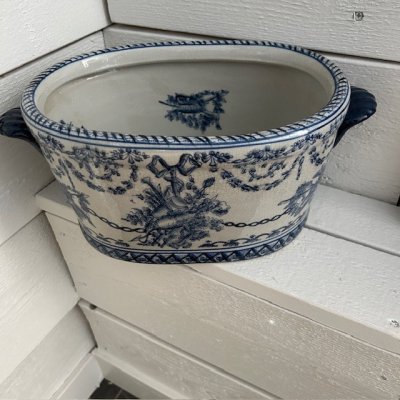 Zoom bild av vackra handmålade ovala krukor festoon