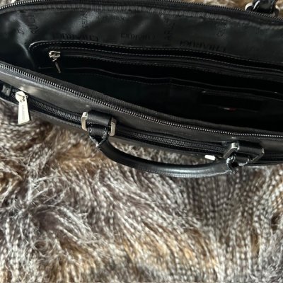 Zoom bild av elegant nätt portölj dokumentportfölj i premiumskinn handgjord i florens