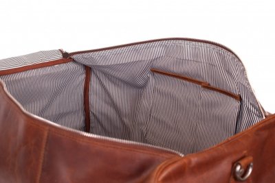 Zoom bild av skinnbag läderbag brunt slitet skinn med patina
