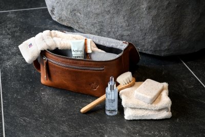 Zoom bild av snygg brun skinn necessär läder necessär brun skinn