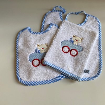 Zoom bild av 3 dels set baby haklappar tvättvante frotte svensk design