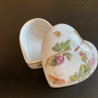 Zoom bild av hjärtformad porslinsask handmålad