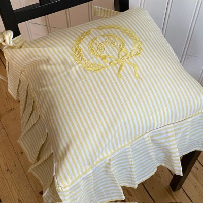 Zoom bild av sundborn heritage vackra stolsdynor monogram unik svensk design