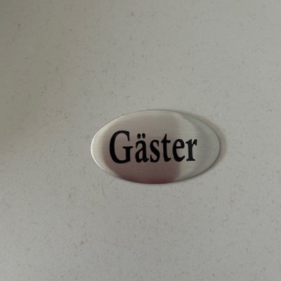 Zoom bild av skylt självhäftande gäster silver med svart text