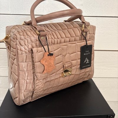 Zoom bild av snygg vår väska skinn kelly modell minibag croco kroko präglat skinn väska dam sljus taue beige färg