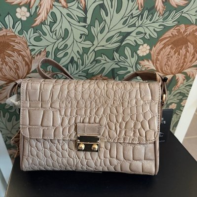 Zoom bild av snygg skinnväska croco dam crossover