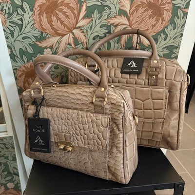 Zoom bild av sofistikerad totebag croco mönstrat skinn vegetabiliskt garvat skinn the monte