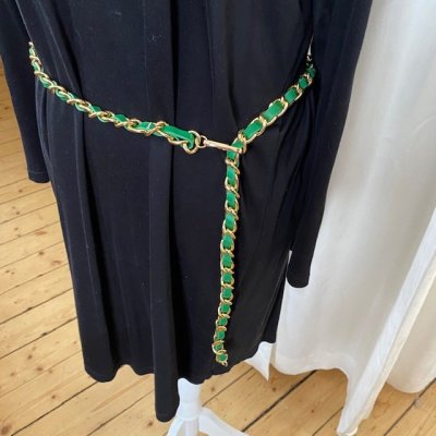 Zoom bild av höftskärp guldkedja chanelinspirerad mode accessoar dammode midje kedja grön guld chanel inspiritation