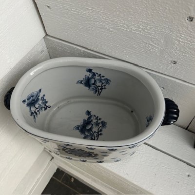 Zoom bild av sveriges riksvapen krukor med svensk design