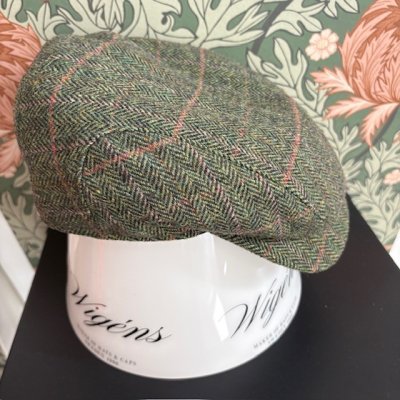 Zoom bild av grön tweed cap keps klassisk välklädd gentleman keps i rutig grön tweed amanda christensen