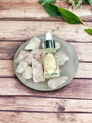 Zoom bild av kärlekssten dra till dig kärlek och medkänsla för mänskligheten rosenkvarts bh sten