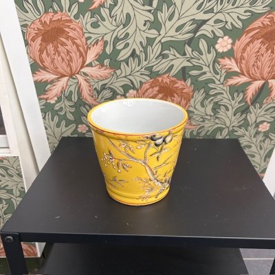 Zoom bild av kruka gul vintagestyle klassisk engelska krukor slottsinpererad kruka simply scandinavia