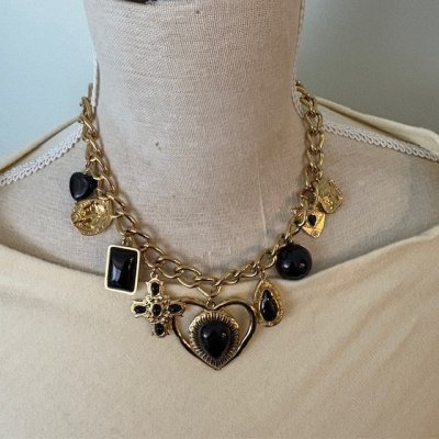 Zoom bild av vackert fest smycke statement fest halsband bijouteri milano