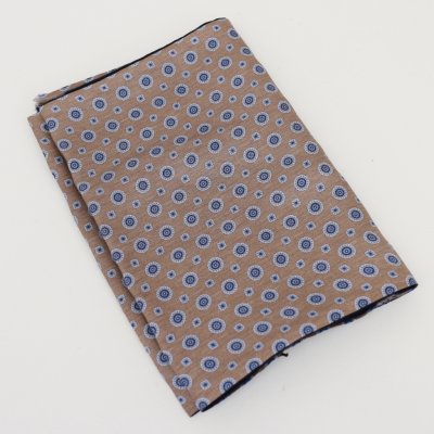 Zoom bild av stilfull scarf halsduk herr siden ull ornamentmönster