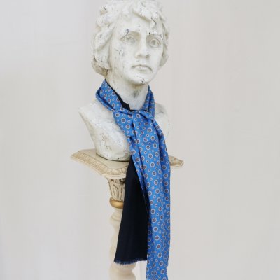 Zoom bild av herr scarf i siden o ull med ornament blå