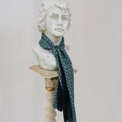 Zoom bild av amanda christensen siden scarf ull grön ornament