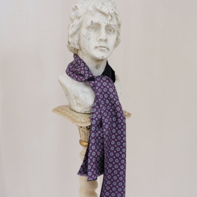 Zoom bild av lila ornament mönstrad siden scarf ull halsduk amanda christensen