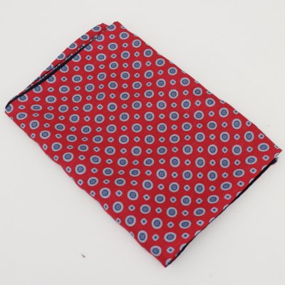 Zoom bild av stilfullt o elegant scarf med ornament röd siden ull