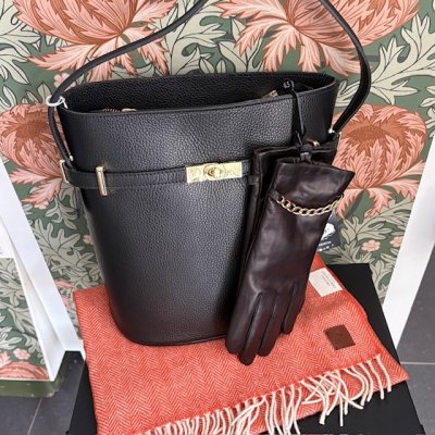 Zoom bild av Handskar Lammskinn Kedja guld, Svart