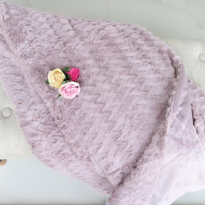 Zoom bild av faux fur pläd ljung rosa