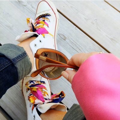 Zoom bild av piffa o pimpa dina sneakers med siden skosnören scarf icon pink scarf