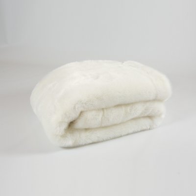 Zoom bild av vinterhare lyxig elegant fuskpäls pläd plädar i fuskpäls vit premiumpläd vinterhare