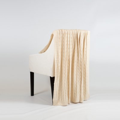 Zoom bild av beige fläötat pläd stickad bomullsfilt kabelstickad flätmönstrad