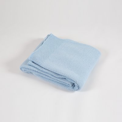 Zoom bild av stickad ljusblå filt i bomull