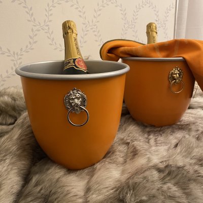 Zoom bild av orange vinkylare med lejonmaskaron