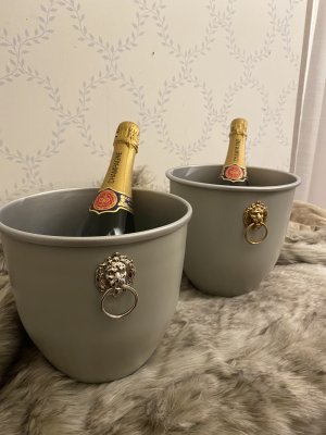 Zoom bild av champagnekylare grå med lejonhuvuden