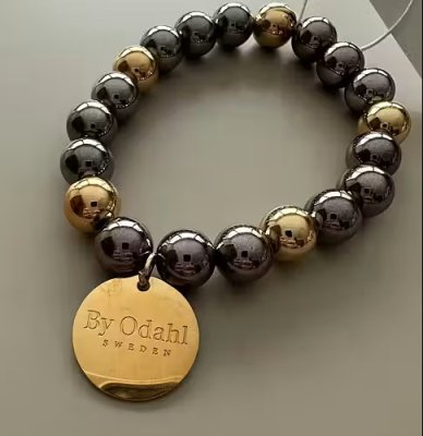 Zoom bild av armband pärlor grå by odahl statement smycken