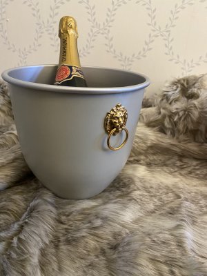 Zoom bild av grå chamåagne vinkylare unik färg o design svensk design med mässingshuvuden