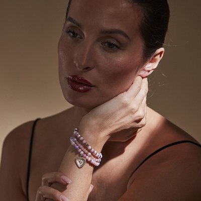 Zoom bild av kater rosa glasstenar armband