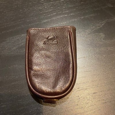 Zoom bild av klockring i skinn nyckelfodral nyckelållare skinn gammaldags modell