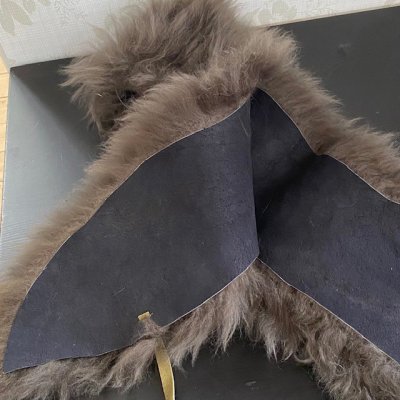 Zoom image of fur collar in sheepskin, olive